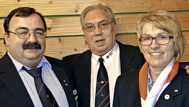 Geehrt vom Vorsitzenden Thomas Grether...den Jrgen Lrz und Cornelia Burzcyk.   | Foto: Hrvoje Miloslavic