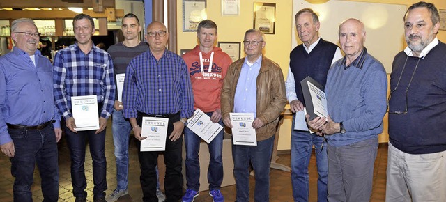 Der Vorsitzende des FC Btzingen Andre... (links) mit den geehrten Mitgliedern.  | Foto: manfred frietsch