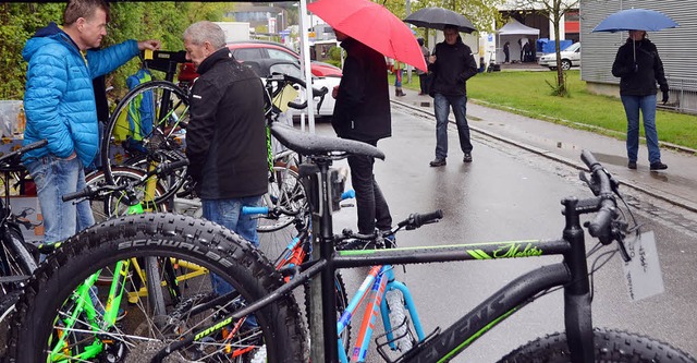 Nicht das beste Verkaufswetter hatte der Fahrradhndler.   | Foto: LaNGELOTT