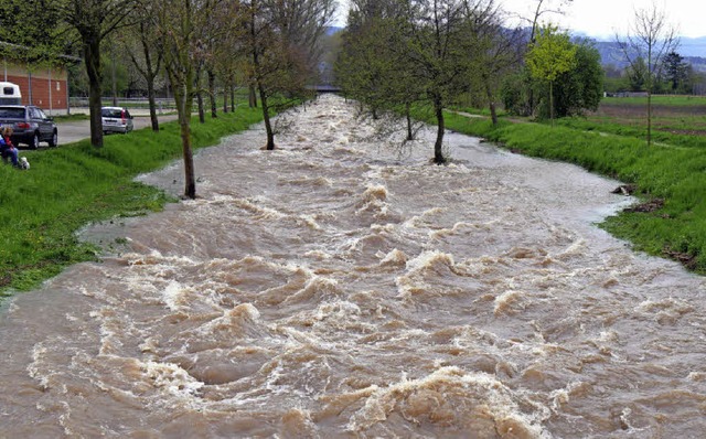 Wo Neumagen und Mhlin zusammenflieen...(oben); Hochwasser bei Bad Krozingen.   | Foto: Annemarie Krebs/Feuerwehr