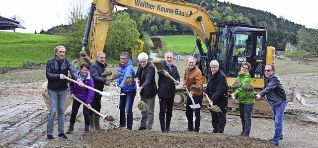 Mit Vertretern der bauausfhrenden Fir...gebiet Alte Ziegelei in Bleibach aus.   | Foto: Karin Hei