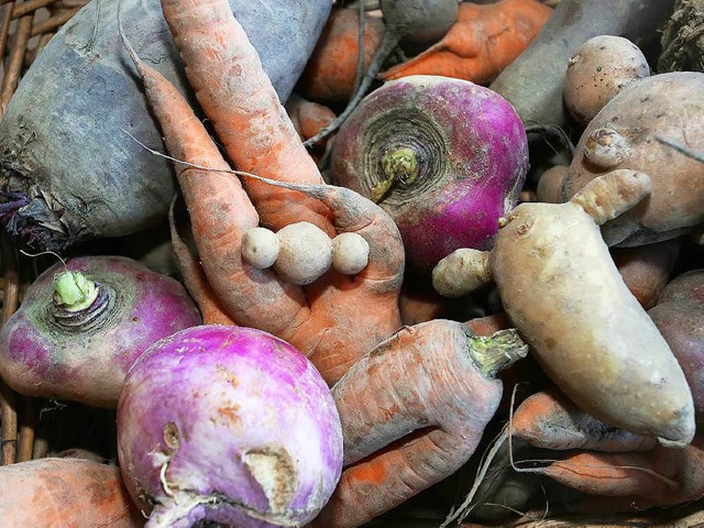 Eine Karotte mit zwei Beinen? Schmeckt  genauso wie eine mit einem Bein.   | Foto: dpa