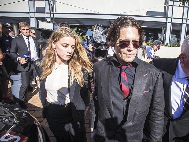 Johnny Depp mit Amber Heard vor der Anhrung in Sydney am Montag   | Foto: dpa