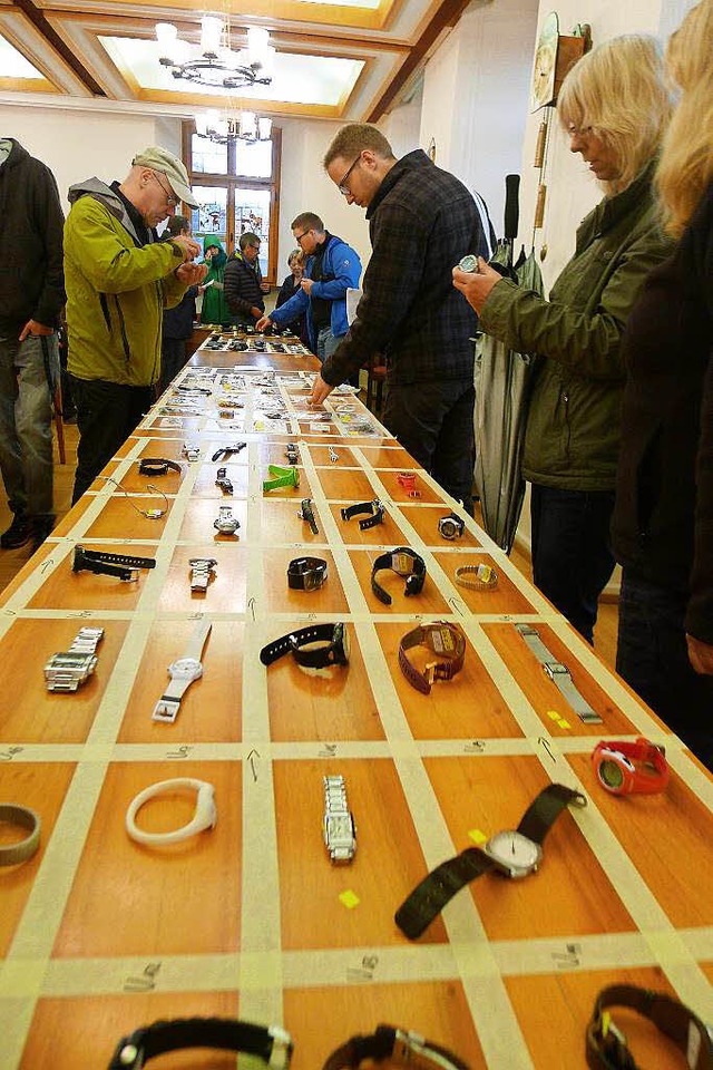 Vor der Versteigerung durften die Interessenten die Gegenstände begutachten. | Foto: Eva Korinth Vor der Versteigerung durften die Interessenten die Gegenstände begutachten. | Foto: Eva Korinth