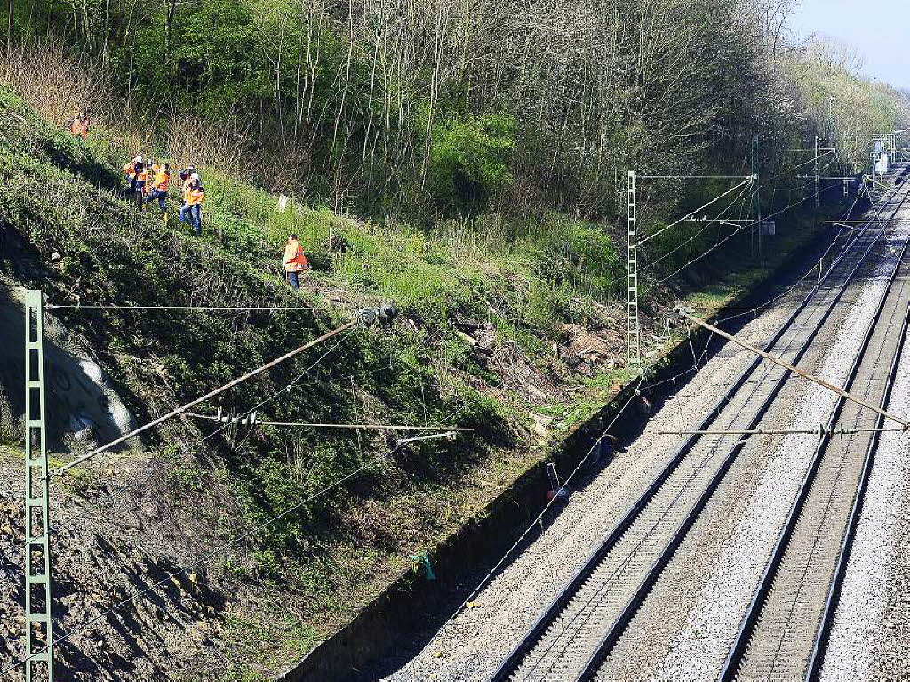 Arbeiter am Hang oberhalb der Bahnstrecke – sie war am Dienstagmittag wieder frei geräumt Arbeiter am Hang oberhalb der Bahnstrecke – sie war am Dienstagmittag wieder frei geräumt