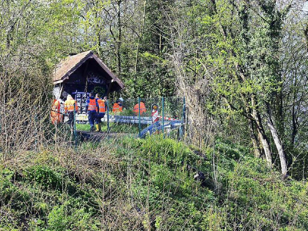 Arbeiter am Hang oberhalb der Bahnstrecke Arbeiter am Hang oberhalb der Bahnstrecke