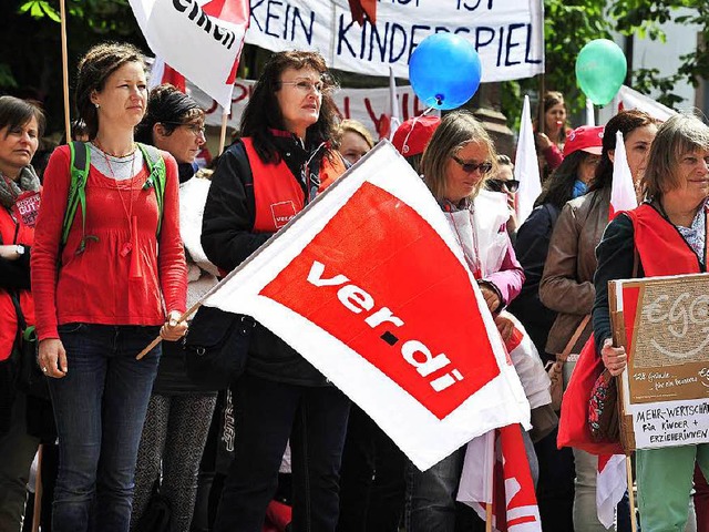 Erzieherinnen bei einer Verdi-Kundgebu...deinrichtungen die Arbeit niederlegen.  | Foto: Thomas Kunz