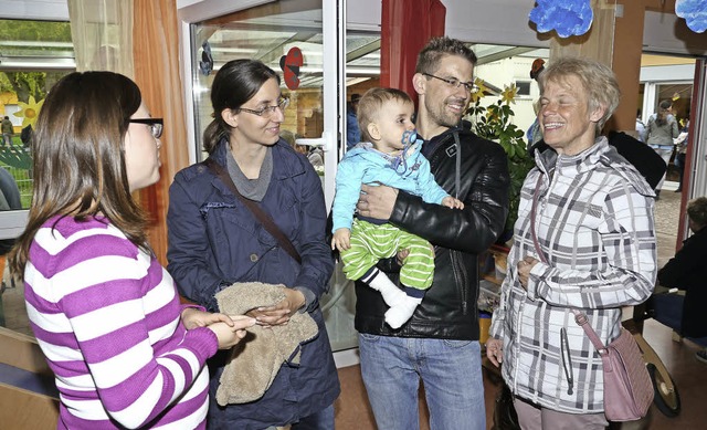 Die Eltern des kleinen Lukas freuen si...eim &#8222;Tag der offenen Tr&#8220;.  | Foto: Christel Hlter-Hassler