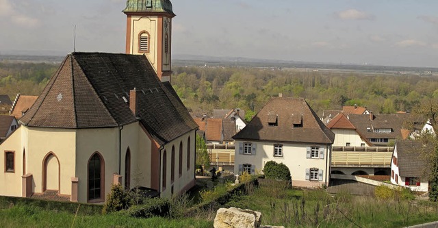 In Bad Bellingen ist die Friedhofserwe...n der Kirche oberhalb des Pfarrhauses.  | Foto: Jutta Schtz