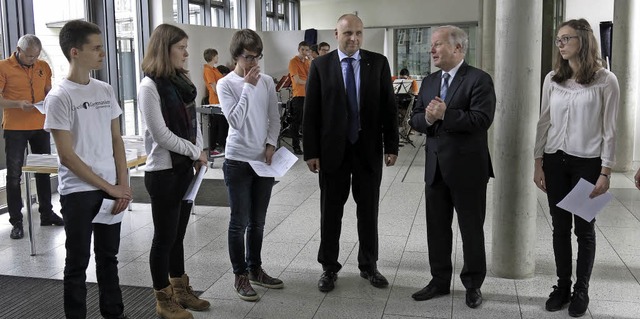 Fragerunde zum Bundestag mit Schlern ... OB Stefan Schlatterer, MdB Peter Wei  | Foto: Georg Vo