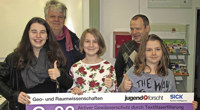 Die Hebelschlerinnen Lara Drolshagen,...und Projektbetreuer Tim Wessel (v.l.)   | Foto: Jutta Schtz