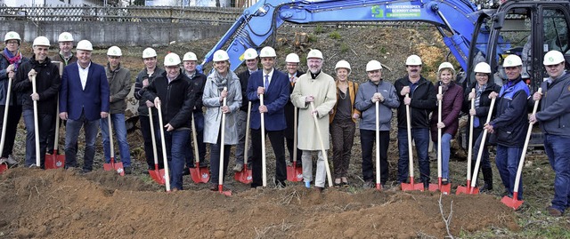 Die Mitglieder des Gemeinderates und B...Spatenstich den Neubau des Rathauses.   | Foto: Stefan Pichler