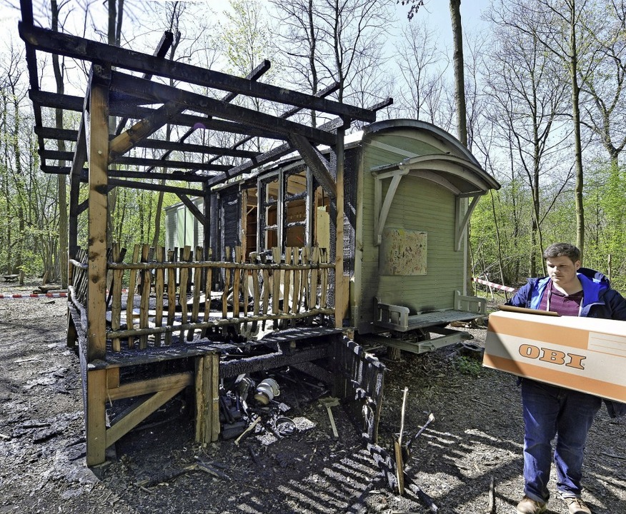 Von der Holzterrasse blieben nur verko... Bauwagen selbst ist ein Totalschaden.  | Foto: Michael Bamberger