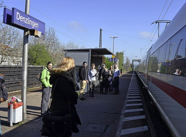 Wie geht&#8217;s hier weiter? Ein ICE am Dienstagmorgen im Denzlinger Bahnhof   | Foto: Max Schuler