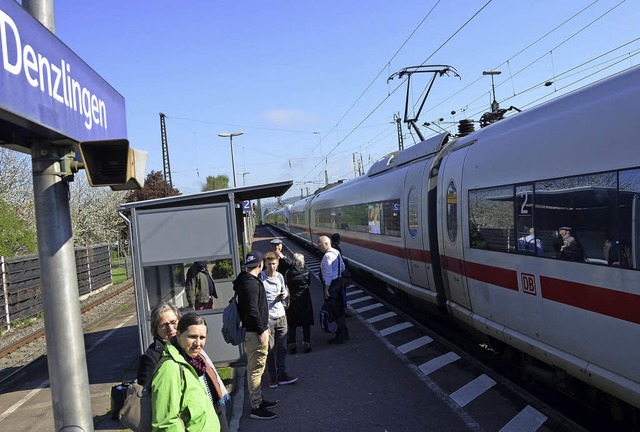 ICE-Reisende landeten am Dienstag auf dem Bahnsteig in Denzlingen.   | Foto: Max Schuler