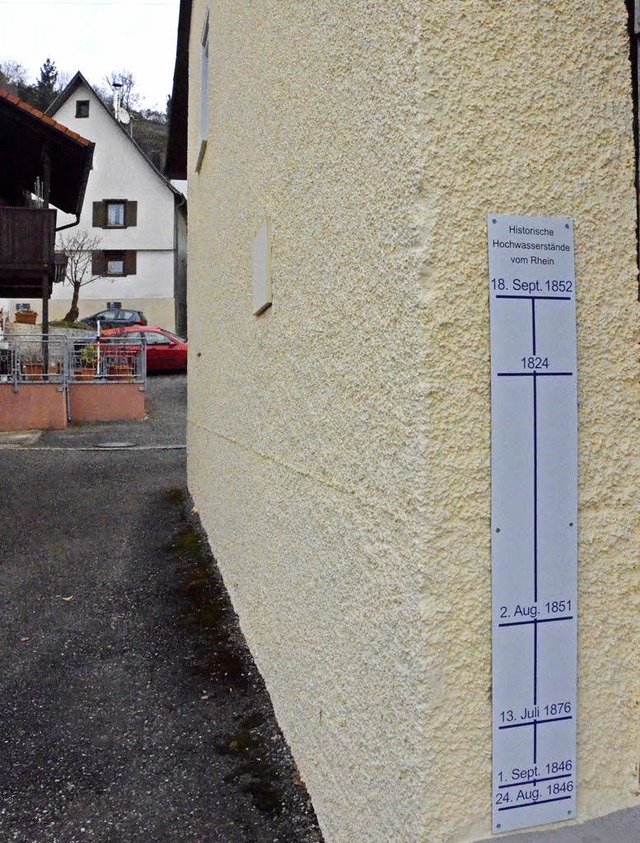 An einige historische Hochwasser erinnert die Tafel an einem Gebude in Istein.   | Foto: Langelott