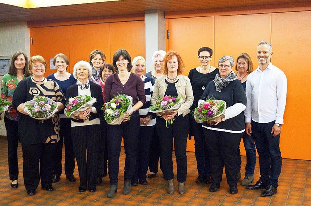 Gruppenbild mit Damen: Der Vorstand de...  Chorleiter Thomas Kaufmann (rechts).  | Foto: Silke Hartenstein