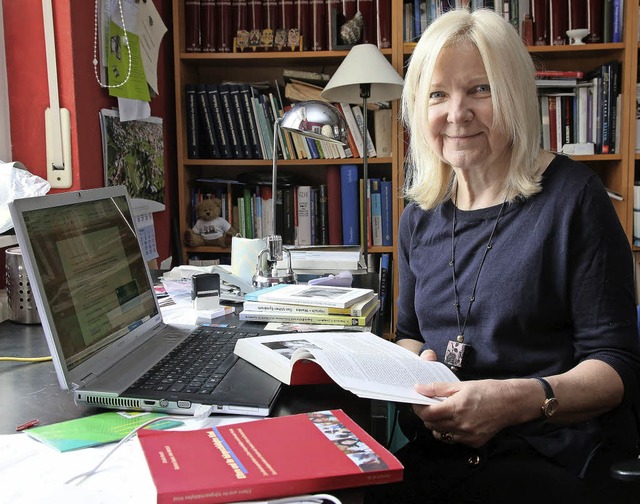 Ursula Horsch in ihrem Arbeitszimmer. Diesen Mittwoch wird sie 70 Jahre alt.   | Foto: Peter Heck