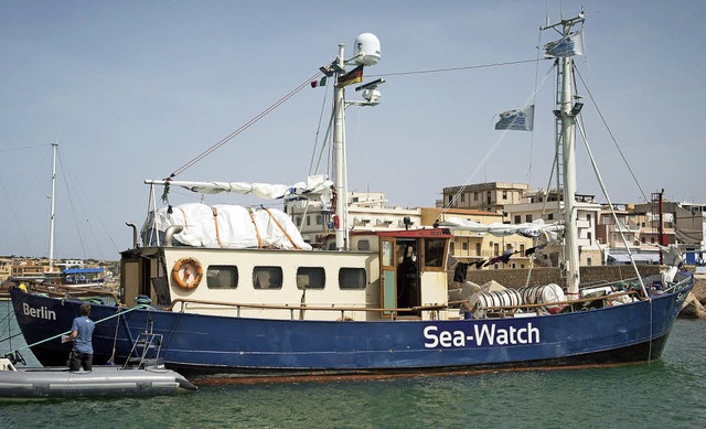 Der umgebaute Fischkutter im Juni 2015 im Hafen von Lampedusa  | Foto: dpa/Hildebrandt
