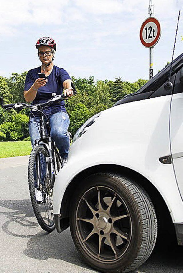 Ziemlich gefhrlich: Handy bedienen beim Radfahren.  | Foto: Picture Factory