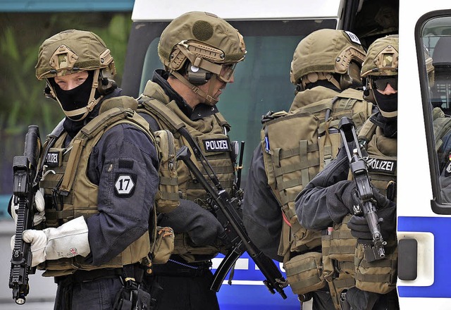 Mitglieder der Spezialeinheit GSG-9 bei einer bung.   | Foto: dpa