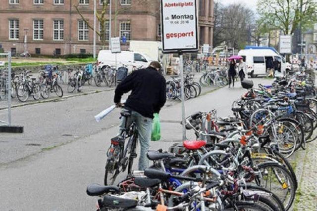 Schnell Dein Rad abholen - der Platz der alten Synagoge wird dicht gemacht