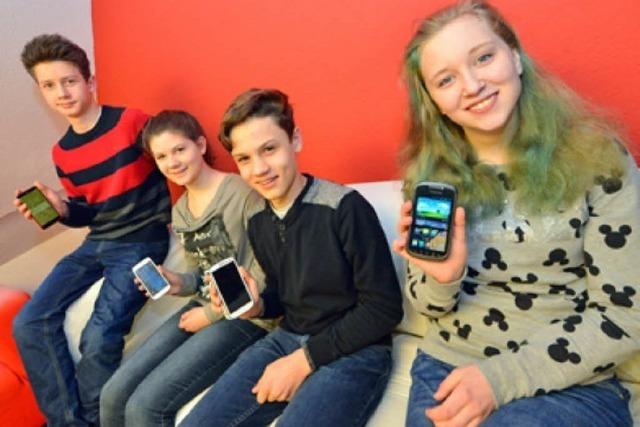 Mein Smartphone und ich: Vier Jugendliche diskutieren