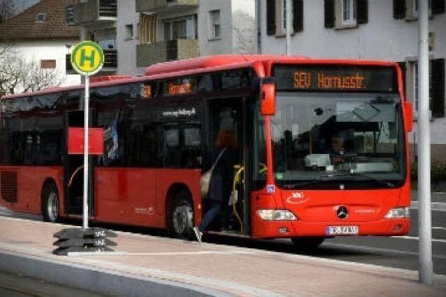 Bissierstraße: Busfahrer mit Messer bedroht und beraubt