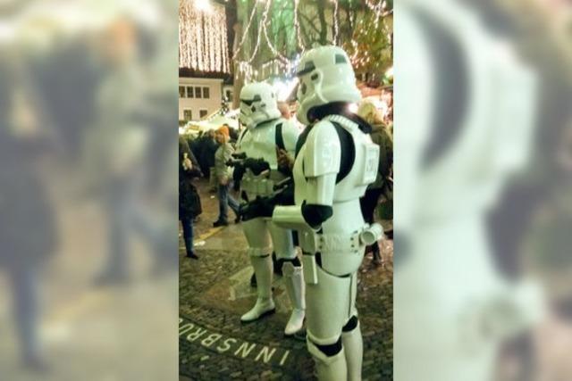 Stormtrooper marschieren auf dem Freiburger Weihnachtsmarkt ein