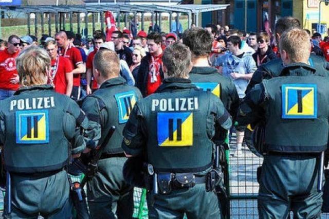 Münchner Ultras haben vor dem KG 2 SC-Ultras angegriffen - die Polizei schlichtet