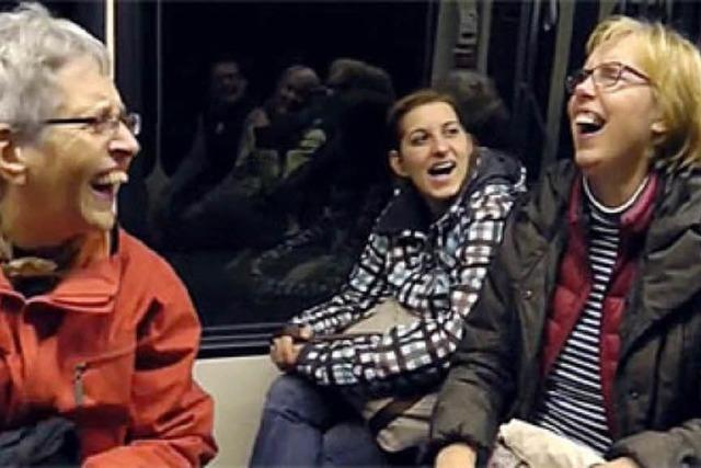 Haha, hahaha, ha: Lach-Flashmob in der Freiburger Straenbahn