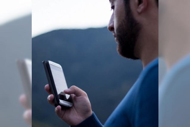 Ein Flchtling und sein Smartphone