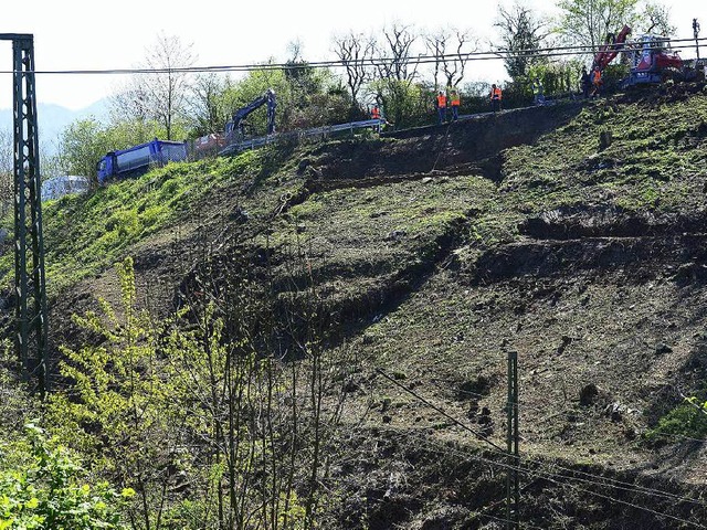 Ein erneuter Erdrutsch zwischen St. Ge...er groe Erdplatte droht abzurutschen.  | Foto: Ingo Schneider