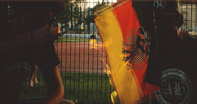 Rapper Retardo fackelt eine Deutschland-Fahne ab