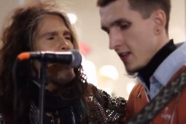 Dieser Straßenmusiker singt einen Welt-Hit - plötzlich steht der echte Sänger neben ihm