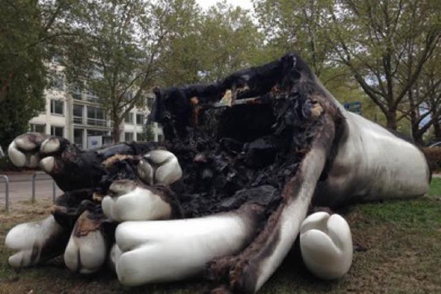 Hat ein Brandstifter die Kunstskulptur im Institutsviertel abgefackelt?