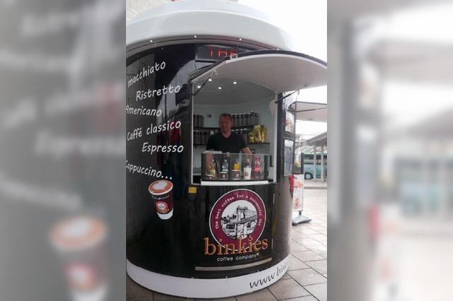 Neueröffnung: Am Freiburger Hauptbahnhof steht jetzt ein Binkies-Kaffeebecher