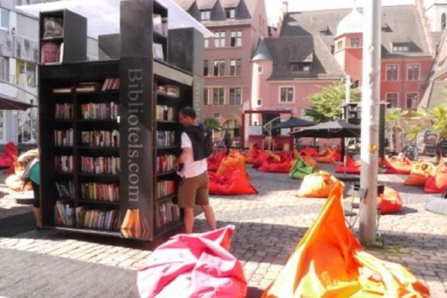 Stadtlesen: Auf dem Freiburger Kartoffelmarkt kannst Du derzeit in gemütlichen Bean Bags lesen