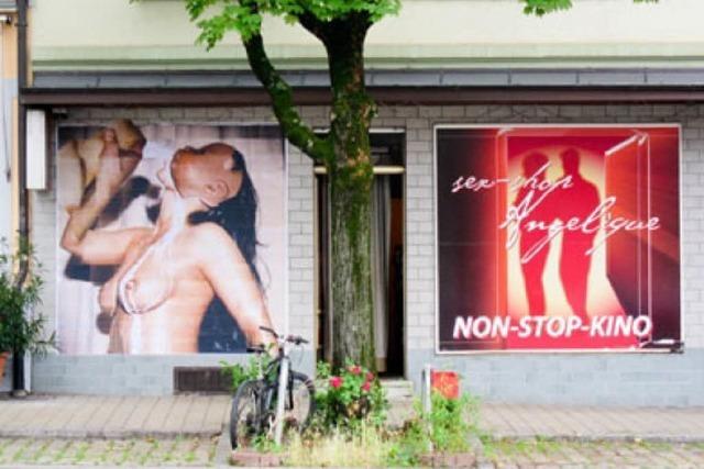 Nackte Brste, Milch und ein Puppenkopf: 5 Fragen zur Kunst vor dem Sex-Shop in der Habsburgerstrae