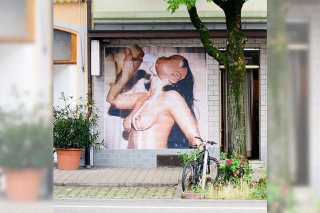 Nackt-Kunst vor dem Sex-Shop muss weg - wegen Plakatierverbot!