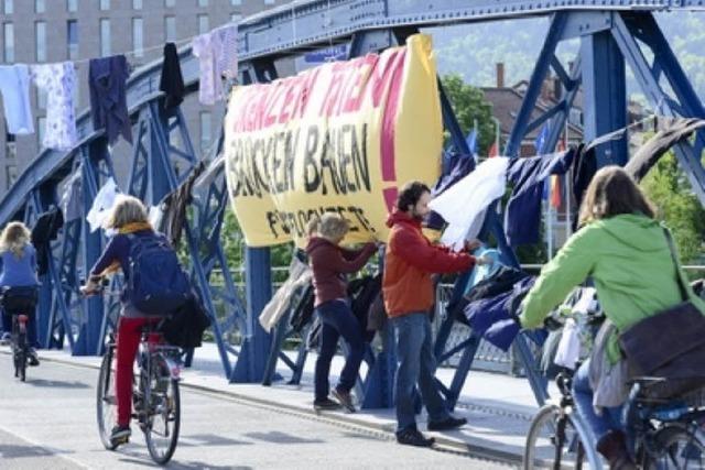 Auf der blauen Brücke demonstrieren Aktivisten gegen europäische Flüchtlingspolitik