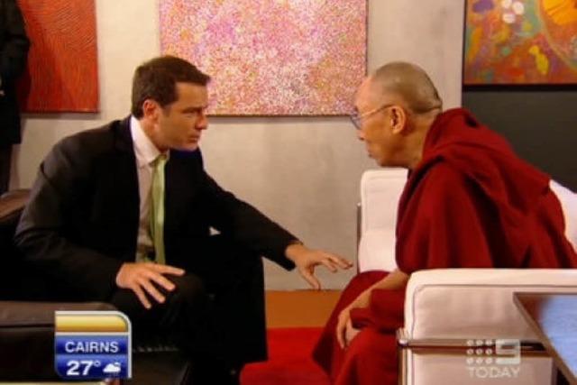 Ein australischer Moderator erzhlt dem Dalai Lama einen Witz - und der versteht ihn nicht