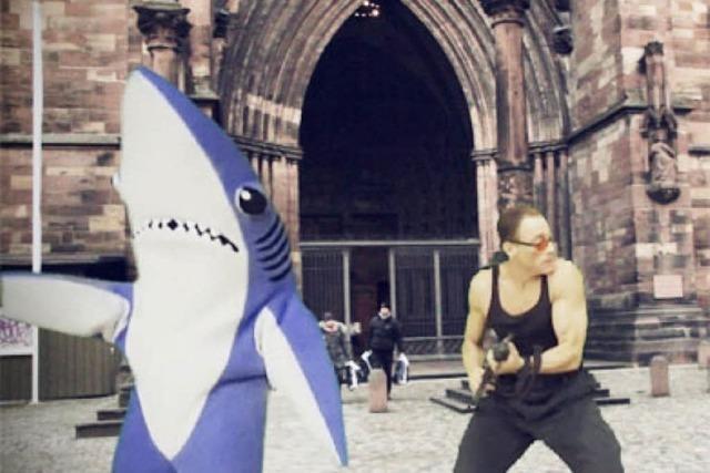 Wie der Left Shark durch Freiburg tanzt und Van Damme vor ihm flieht