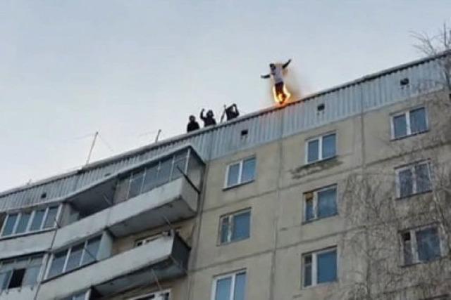 Dieser Russe springt von einem 30 Meter hohen Haus in einen Schneehaufen - brennend
