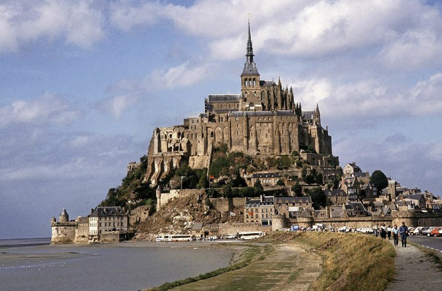 Ragt aus dem Meer empor &#8211; der Mont St. Michel mit Abtei   | Foto: dpa