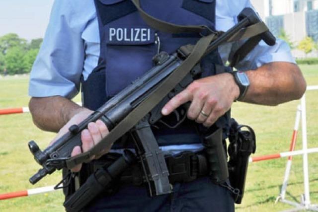 Freiburger Polizei macht Fahrradkontrolle - mit Maschinenpistole