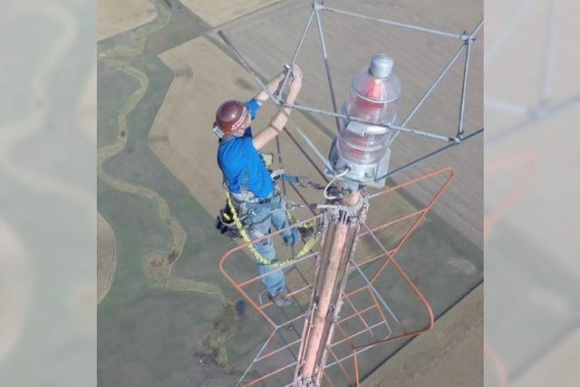 Kevin Schmidt wechselt in 477 Metern Höhe eine Glühbirne