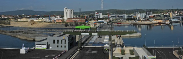 Das neue Wasserkraftwerk in Rheinfelde...ich regenerativer Energien in Europa.   | Foto: dpa/B. Metzger