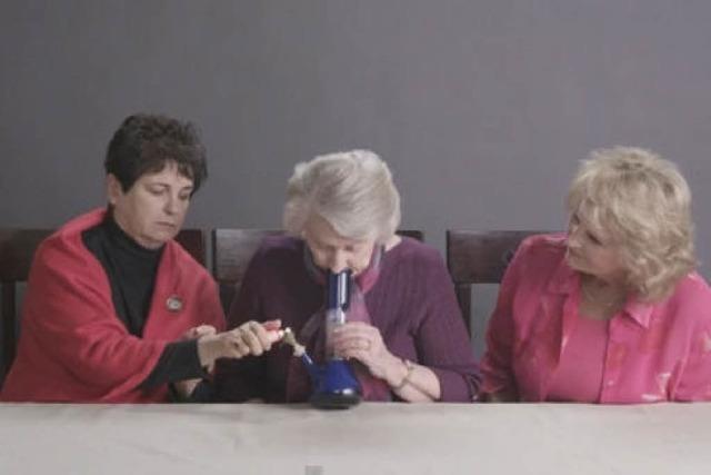 Drei Omas rauchen zum ersten Mal in ihrem Leben Gras