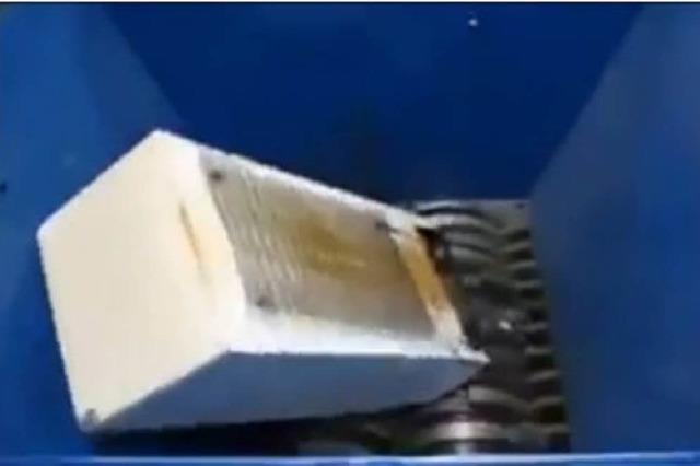 Video: Riesen-Schredder zerstckelt alles. Alles!